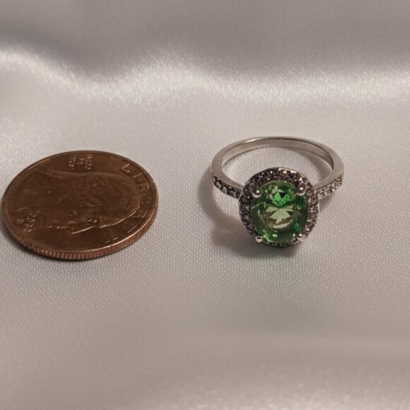 Green Peridot CZ Halo Silver Tone Fashion Ring Size 7 NWOT - Picture 4 of 8